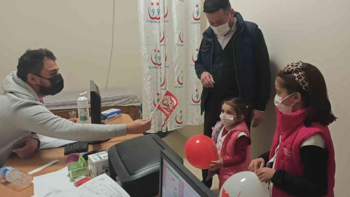Doktor tedaviye gelen çocuklara Türk Bayrağı hediye etti
