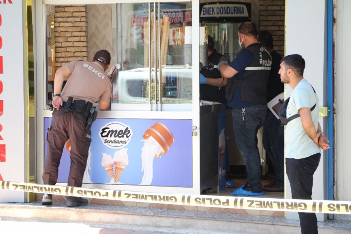 Dondurmacıya girdi, müşterilerin gözü önünde cinayet işledi
