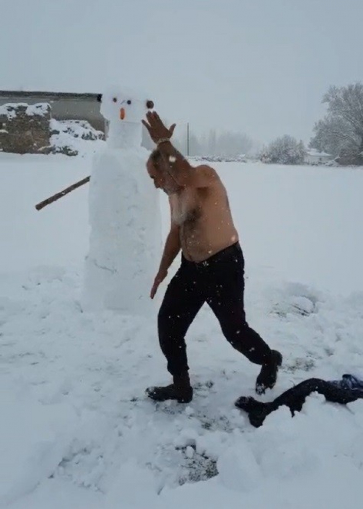 Dondurucu soğukta soyundu, kardan adamla güreş tuttu
