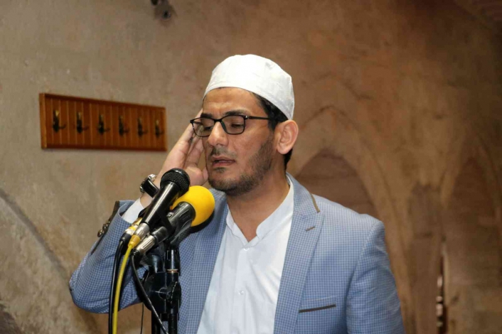 Dünya birincisi olan imam tarihi camide Cuma salası ve ezanını okudu
