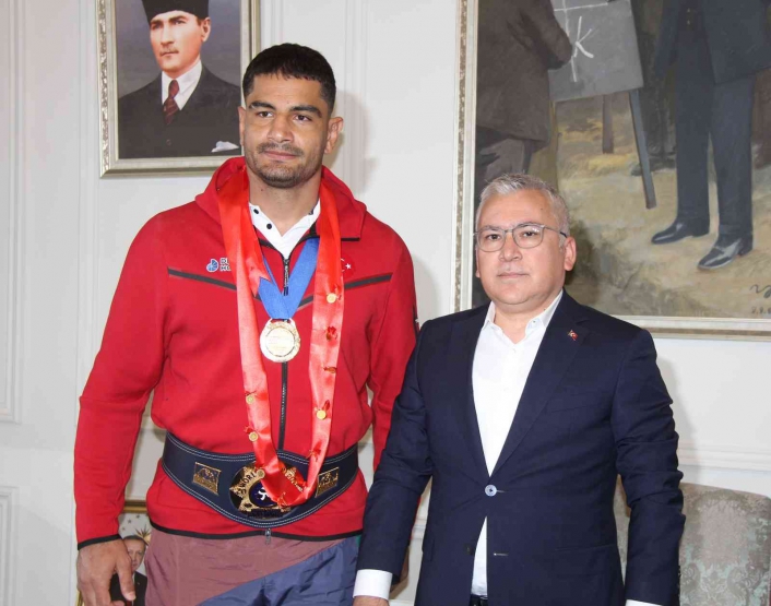 Dünya Şampiyonu güreşçi Taha Akgül altınla ödüllendirildi

