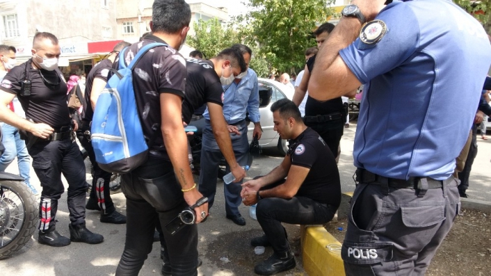 ´Dur´ ihtarına uymayanların peşine düşen polisler kaza yaptı
