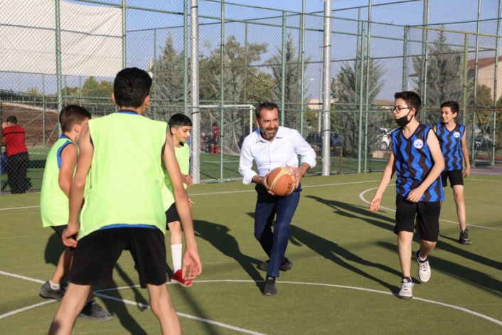 Elazığ Belediye Başkanı Şerifoğulları miniklerle maç yaptı
