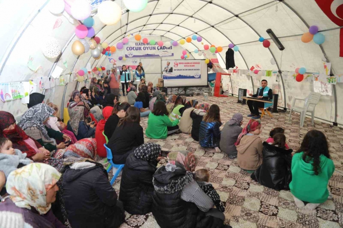 Elazığ Belediyesi depremzede kadınları yalnız bırakmadı
