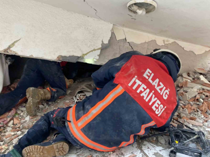 Elazığ Belediyesi itfaiye ekipleri, deprem bölgesinde

