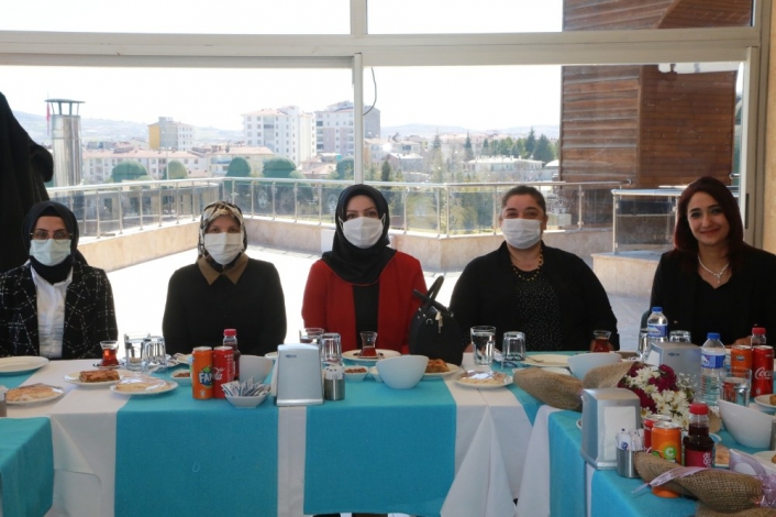 Elazığ belediyesi kadın meclisi, sağlık çalışanlarını ağırladı
