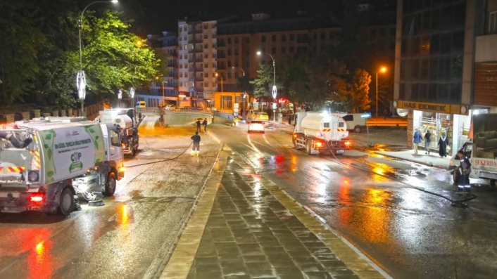 Elazığ Belediyesi kapsamlı temizlik çalışmalarına devam ediyor

