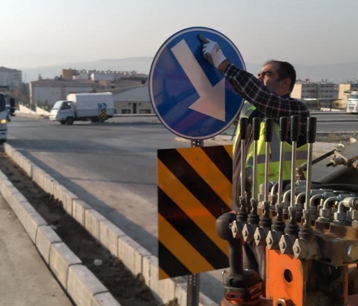 Elazığ Belediyesi yön levhalarını yeniliyor
