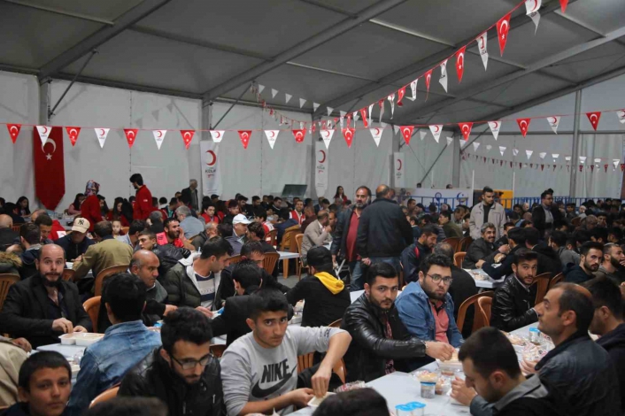 Elazığ Belediyesinden bin kişilik iftar sofrası

