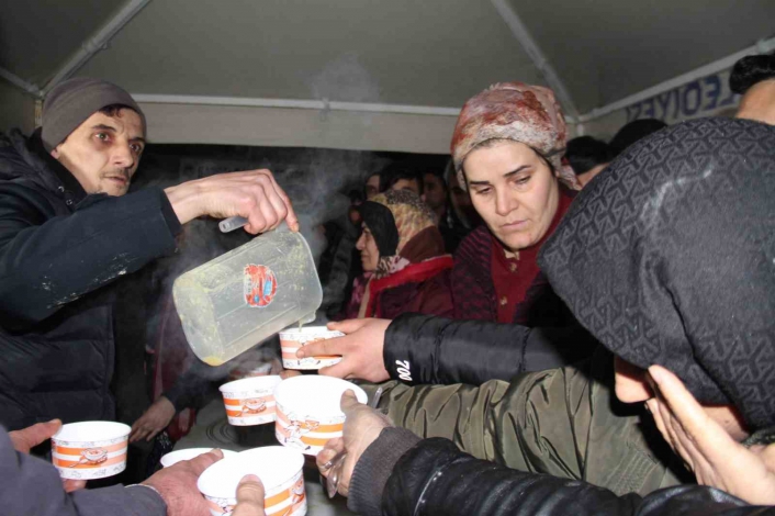 Elazığ Belediyesinden Malatyalı depremzedelere sıcak çorba ikramı
