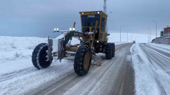 Elazığ Belediyesinin karla mücadele çalışmaları sürüyor
