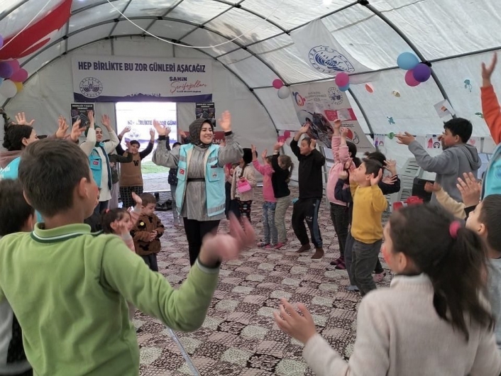 Elazığ Belediyesinin kurduğu oyun çadırı, depremzede çocukların neşe kaynağı oldu
