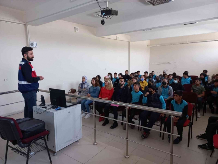 Elazığ `da 11 okuldan 670 öğrenci ve 39 öğretmene siber farkındalık eğitimi verildi
