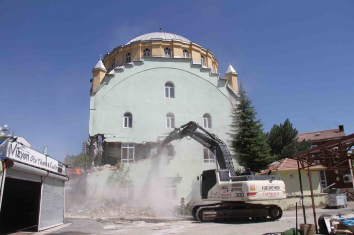 Elazığ´da 50 yıllık caminin yıkımına başlandı
