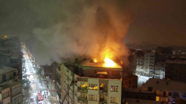 Elazığ´da 6 katlı binada korkutan yangın, ekiplerin müdahalesi sürüyor
