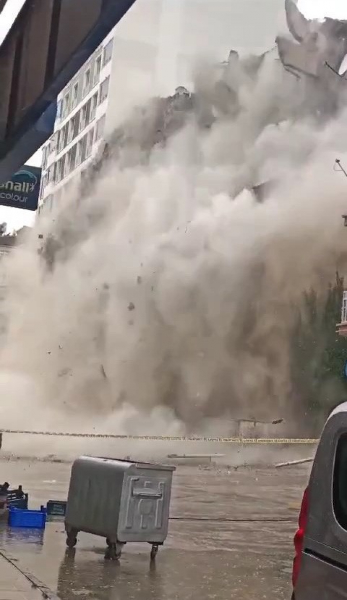 Elazığ´da ağır hasarlı 6 katlı bina korna sesi ile yıkıldı
