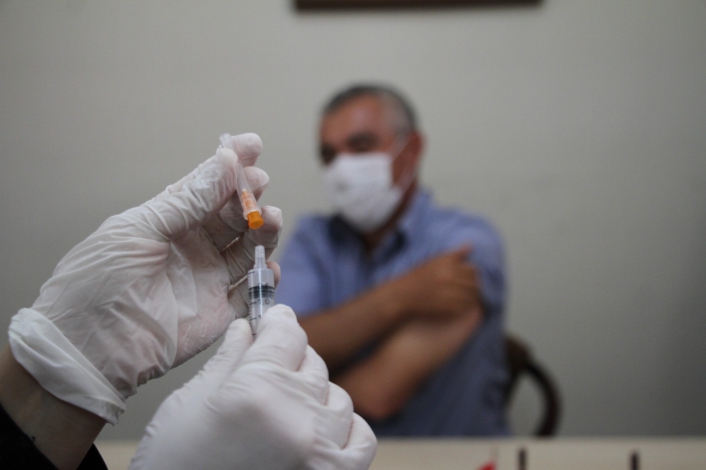 Elazığ´da aşı timleri sahada, görüştükleri herkesi ikna edip yerinde aşısını yapıyor
