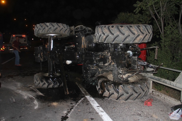 Elazığ´da bariyerlere çarpan traktör devrildi: 2 yaralı
