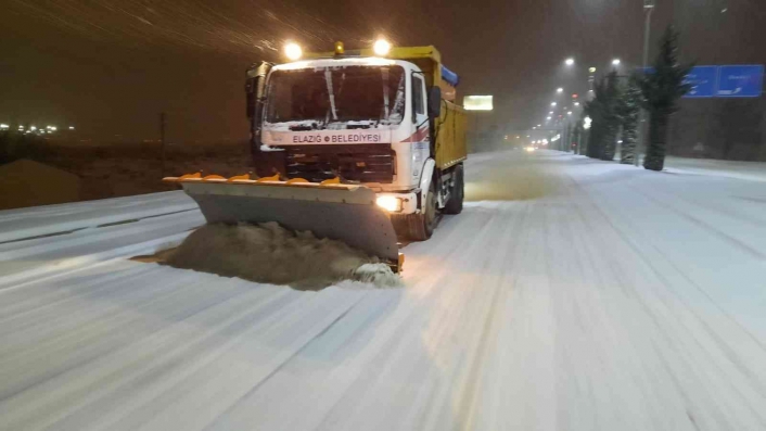 Elazığ´da belediye ekipleri gece de karla mücadelesini sürdürüyor
