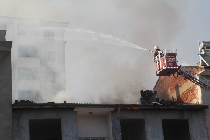 Elazığ´da çatı yangını 2 binaya sıçradı
