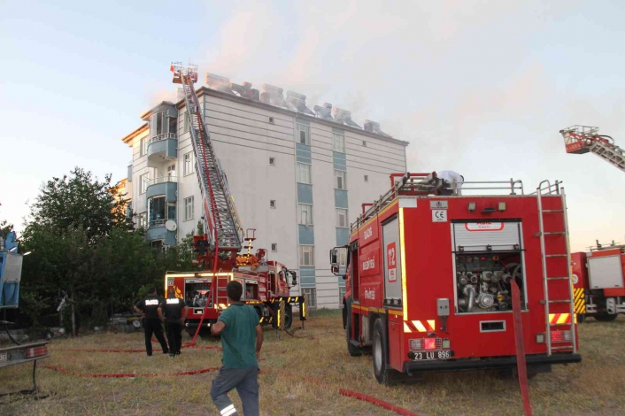 Elazığ´da çatı yangını korkuttu: 1 saatlik çalışmayla söndürüldü
