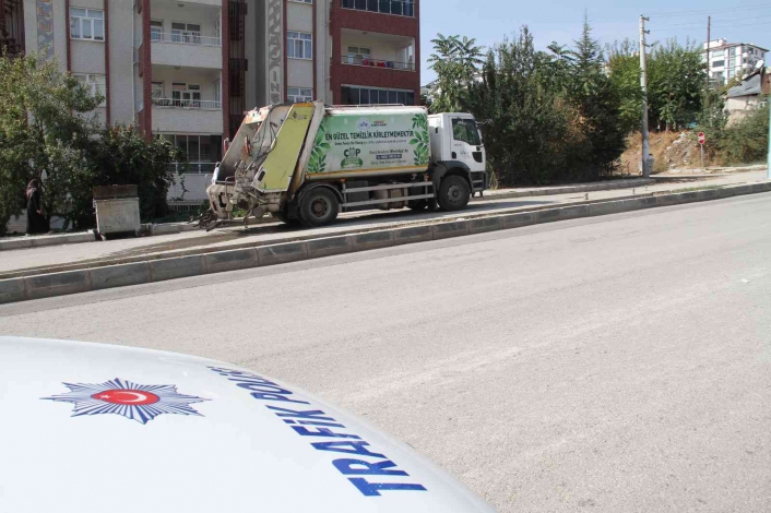 Elazığ´da çöp toplama aracının çarptığı kadın hayatını kaybetti
