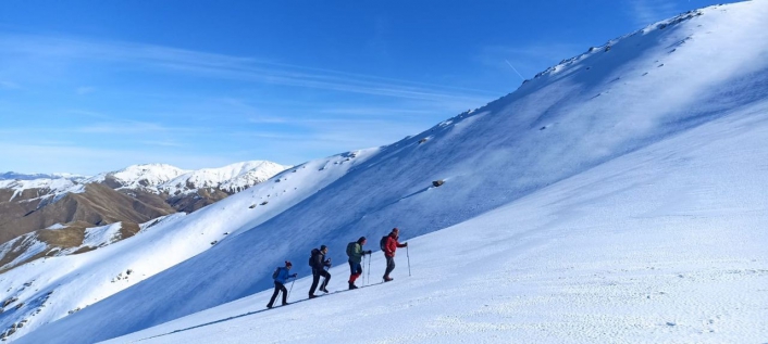Elazığ´da dağcılar beyaza bürünen 2 bin 620 metre yüksekliğindeki Akdağ´a tırmandı
