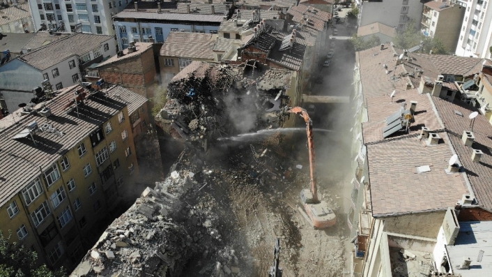 Elazığ´da deprem sonrası harabeye dönen 10 bin konut yıkıldı

