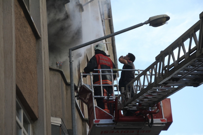 Elazığ´da ev yangını: 3 kişi dumandan etkilendi
