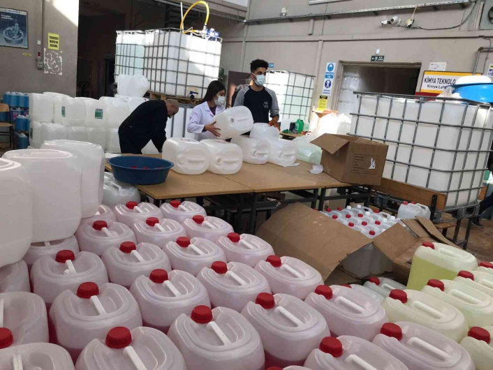 Elazığ´da fabrika gibi okul: Öğretmen ve öğrenciler el ele verdi hijyen malzemesi üreterek 3 milyon lira ciroya ulaşıldı
