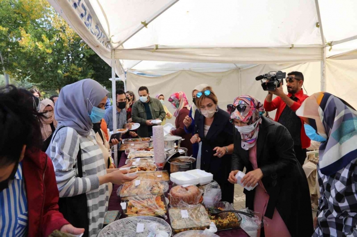 Elazığ´da Fırat Üniversitesi Kadın Kolları tarafından hayır çadırı açıldı
