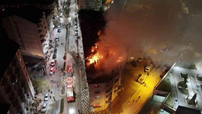 Elazığ´da geceyi gündüze çeviren bina yangını, onlarca insan tahliye edildi
