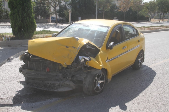 Elazığ´da hafif ticari araç ile otomobil çarpıştı:3 yaralı
