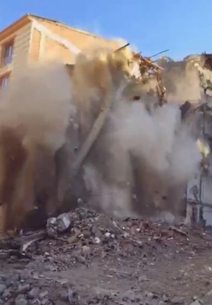 Elazığda hasarlı binaların yıkımları sürüyor
