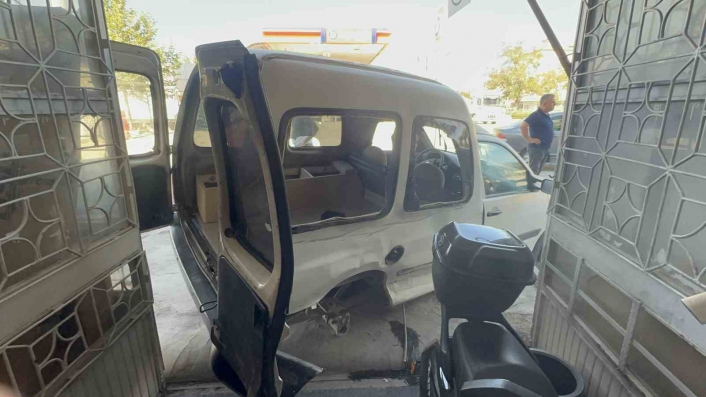 Elazığ´da iki araç çarpıştı, birisi sürüklenerek dükkan girdi: 2 yaralı
