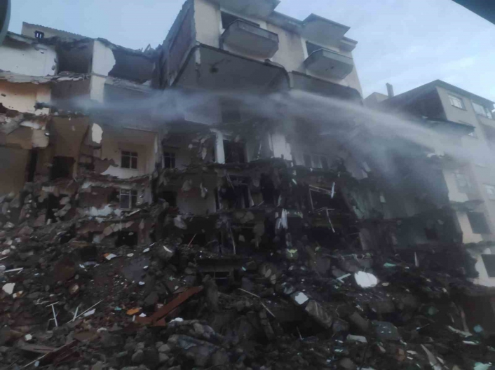 Elazığ´da ilginç görüntü: Büyük kısmı yıkılan binanın 7. katı ayakta kaldı

