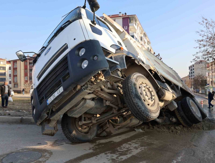 Elazığ´da ilginç kaza: Yol çöktü kamyon çukura düştü
