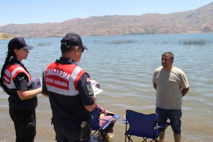 Elazığ´da jandarma ekipleri, vatandaşları suda boğulmalara karşı bilgilendirdi
