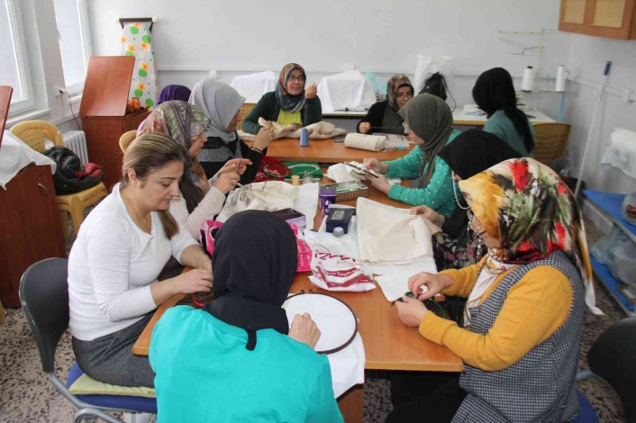 Elazığ´da kadınlar, Halk Eğitim Merkezi´ndeki kurslarda hem sosyalleşiyor hem de öğreniyor
