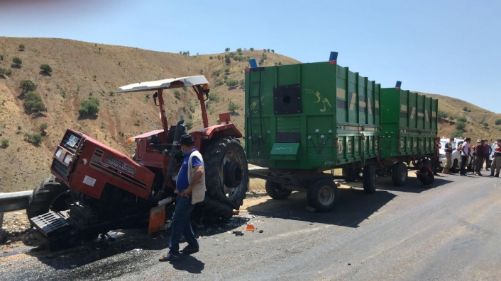 Elazığ´da kamyonla çarpışan traktör ikiye bölündü
