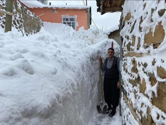Elazığ´da kar kalınlığı 2 buçuk metreyi buldu, komşularına gitmek için tünel açtılar
