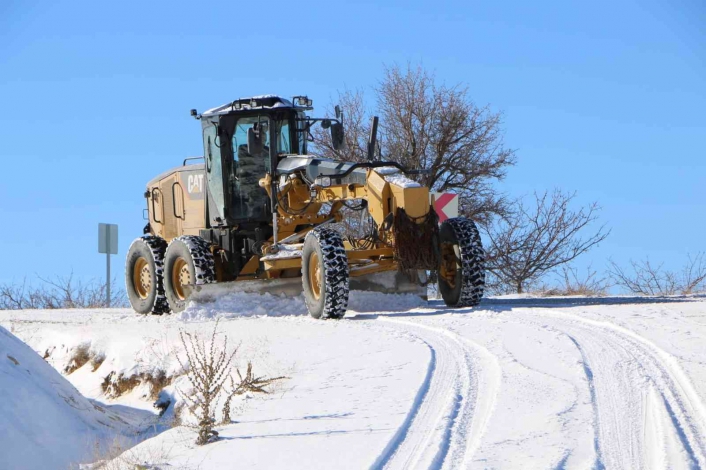 Elazığ´da kar yağışı nedeniyle 24 köy yolu ulaşıma kapandı
