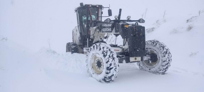 Elazığ´da kardan dolayı kapanan 12 köy yolunda çalışmalar sürüyor
