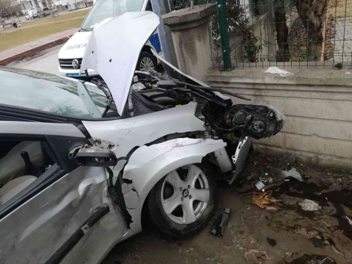 Elazığ´da kaza yapan otomobil duvara çarparak durabildi: 2 yaralı
