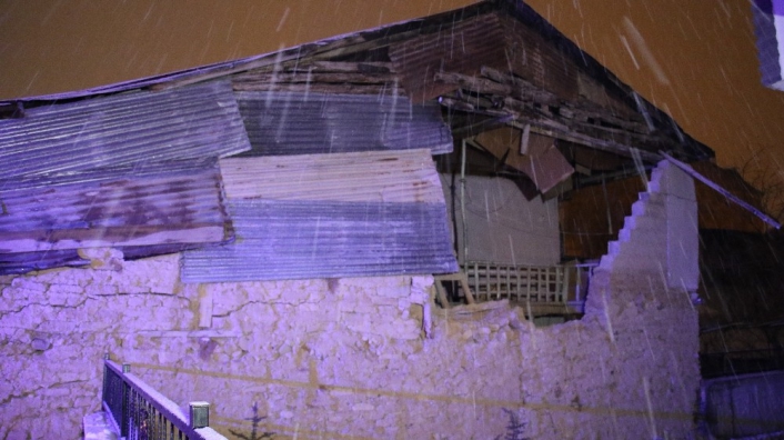Elazığ´da kerpiç evin duvarı yıkıldı, aile panikle dışarı kaçtı
