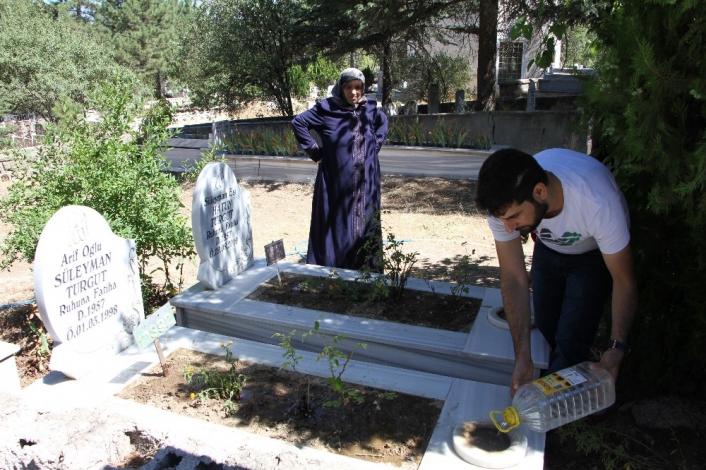 Elazığ´da mezarlıklarda ziyaretçi yoğunluğu
