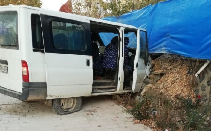 Elazığ´da minibüs duvara çarptı: 8 yaralı
