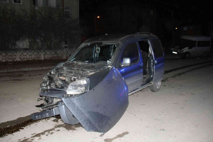 Elazığ´da minibüs ile hafif ticari araç çarpıştı: 7 yaralı
