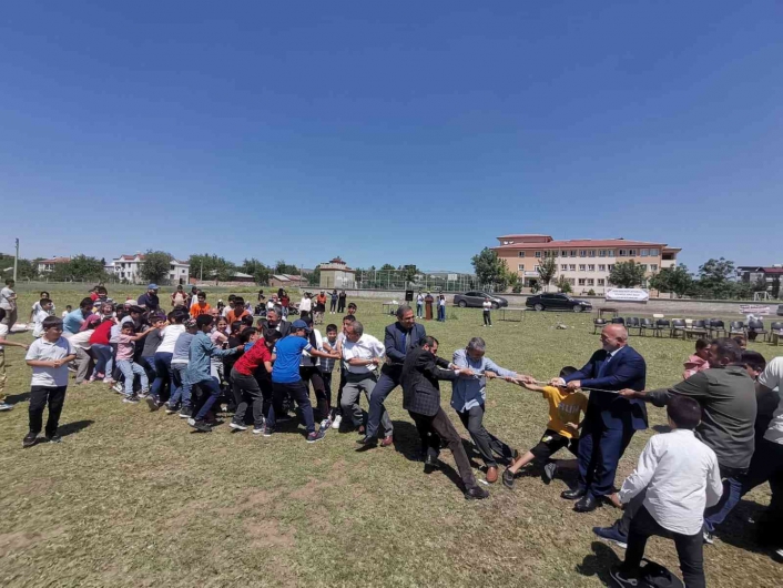Elazığ´da müftü ve belediye başkanı öğrencilerle birlikte halat çekme yarışı yaptı
