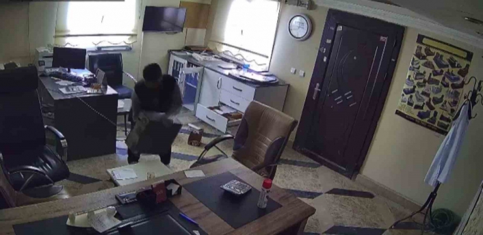 Elazığ´da ofis malzemesi çalan şüpheli kameralara yakalandı
